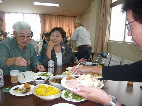 写真右手の顔が出ているのが池野元章静岡1区候補、真ん中が河瀬幸代さん。